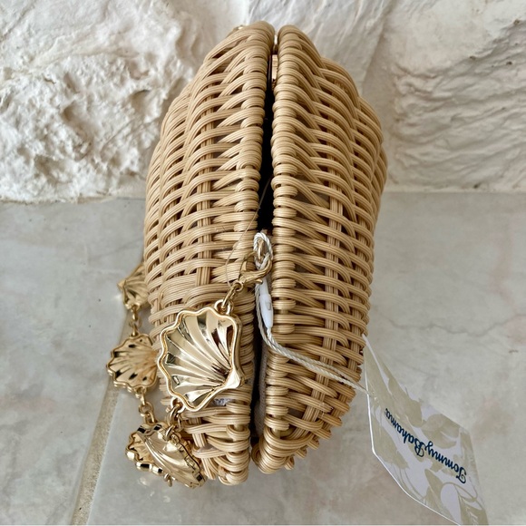 NWT Tommy Bahama seashell shaped woven rattan clam shaped clutch/handbag. - Picture 9 of 16